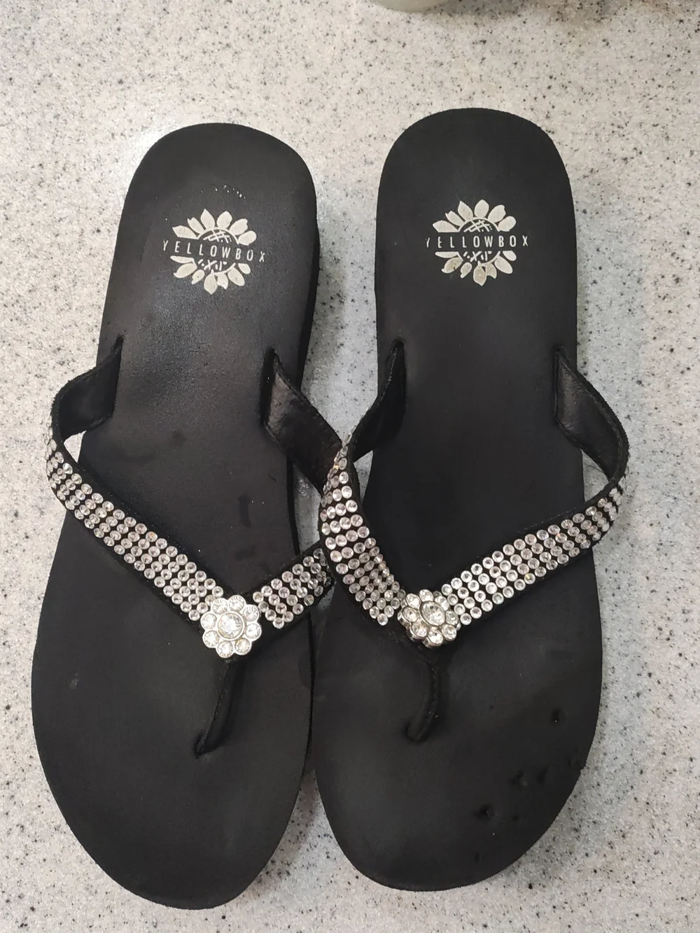 🎇✨✨✨Yellow Box Women’s Black Rhinestone 😱Thong Sandals - Picture 2 of 4